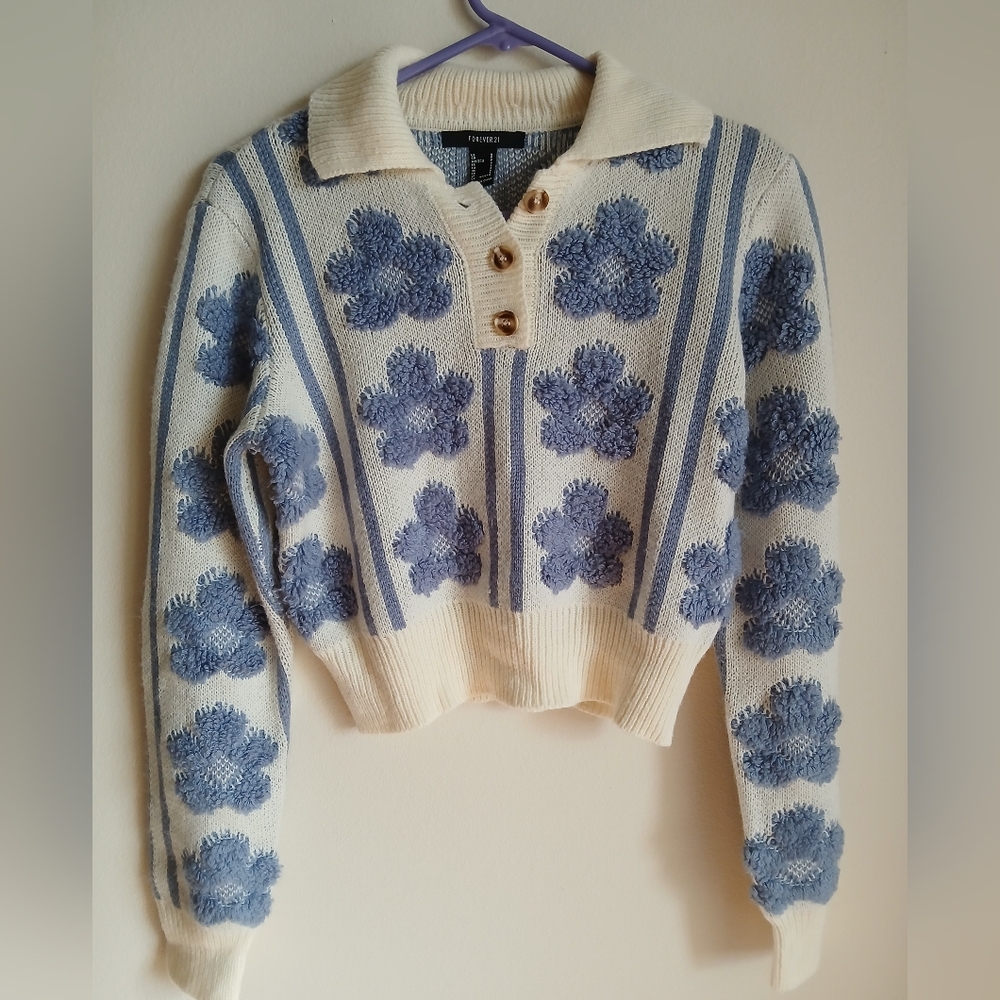 Forever 21 Sweater Size Small 3 Button Blue Cream Cropped